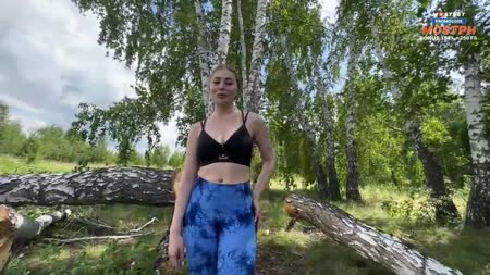 Приехали в лес и сексуальные лосины девушки сделали свое дело