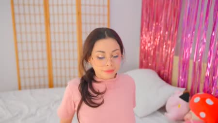 Lolly Lips чувственно делает минет от первого лица