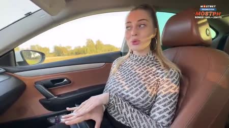 Фигуристая попутчица расплатилась с водителем натурой