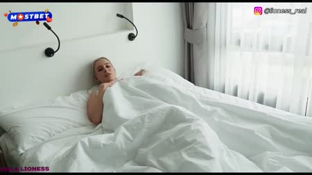 Молодая блондинка в прозрачном белье берется за хер №1