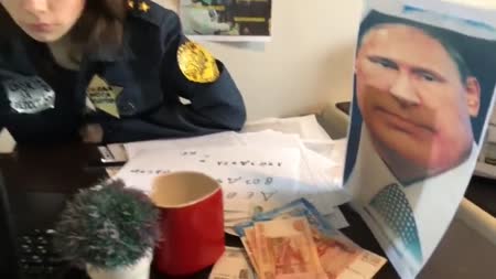 Lolly Lips в роли полицейской классно смотрится на члене