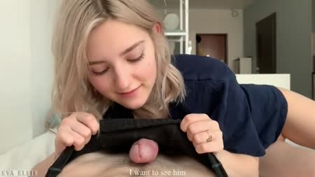 Молодая красотка Ева Элфи отлично делает парню минет №1