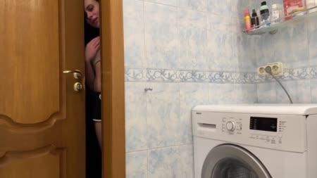 Русская бабенка устраивает в ванной любительское соитие №1