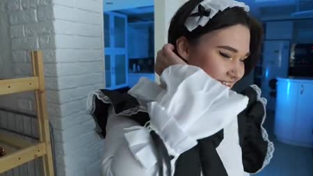 Симпатичная горничная согласилась на подработку №1