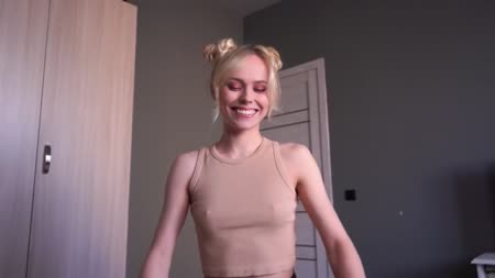 Блонди зашла в комнату и согласилась на секс