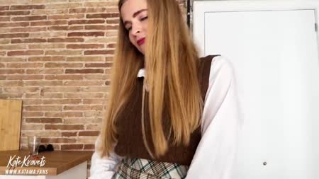 Чика сама полезла в штаны и начала сосать елдак №1