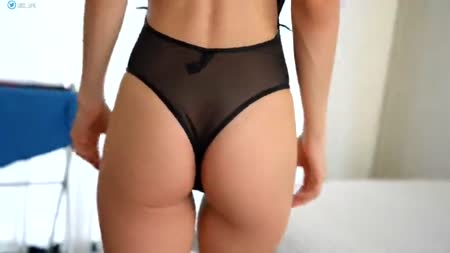 Бабенка в секс наряде заводит друга на порево №1