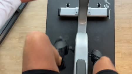 Отвязная сучка трахается с чуваком в туалете №1