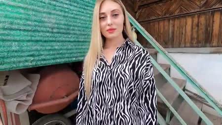 Секси хозяйка согласилась расплатиться натурой