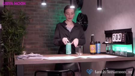 Девушка бармен решила покувыркаться с симпатичным клиентом