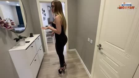 Хозяйка встретила гостя в сексуальных леггинсах №1