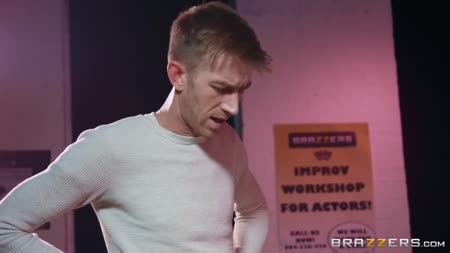 Спортивная Ella Hughes возбудила парня обтягивающим нарядом