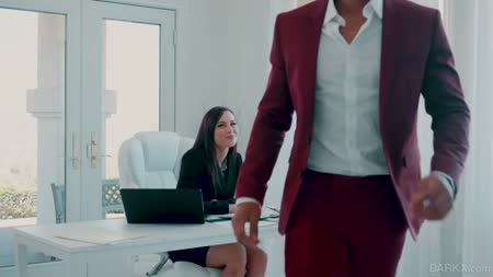 Рыжеволосая красотка трахается на большом писюне у бассейна №1