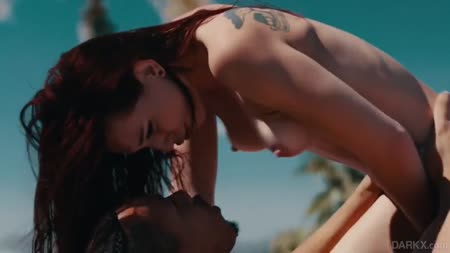 Рыжеволосая красотка трахается на большом писюне у бассейна №4