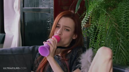 Рыжая худышка решила поиграть с вибратором