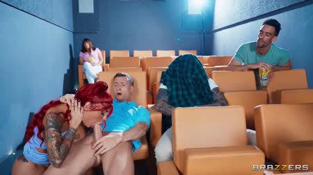 Грудастая рыжая шлюха соблазняет молодого паренька