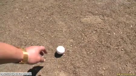 Девушка позирует мужику на камеру и укладывается в койку №1