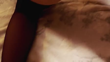 Рыжая киска в эротичном прикиде старательно насасывает член