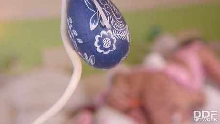 Anissa Kate в секс костюме зайки пускает в писю морковку №8