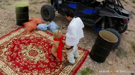 Красивую блондинку Abella Danger чпокнули под открытым небом №2