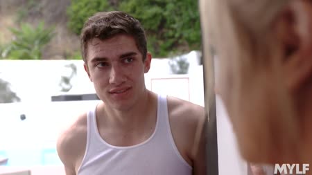 Блондинка сделала минет робкому другу и он возбудился на секс №1