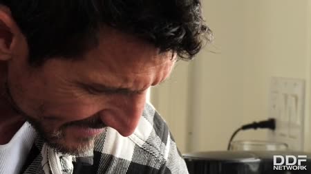 За помощь с сантехникой Anissa Kate оголила дойки перед мужиком №1