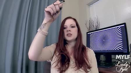 Lady Fyre загипнотизировала мужика и начала ему сосать