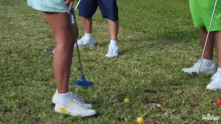 Красивые гольфистки мило трахаются с чуваком на лужайке №1