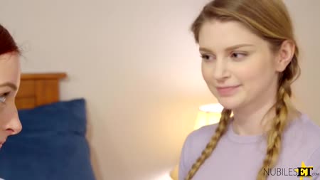 Усатый бабник жарит в кровати двух симпатичных девиц №2