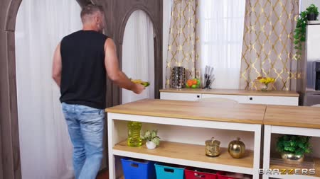 Зрелая оторва смачно прыгает на члене и наслаждается поревом