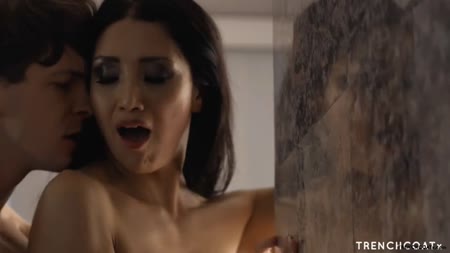 Любовница Vicki Chase играла полуголая на пианино