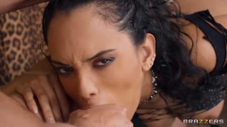 Красотка одела полупрозрачное платье и завела самца