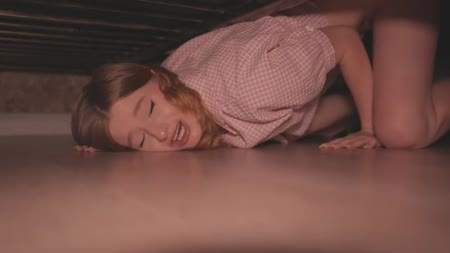 Застряла под кроватью и член сразу поразил ее вагинку