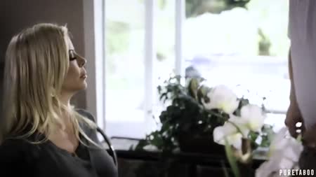 Блондинки набросились на мужика и стали стаскивать с него штаны №1