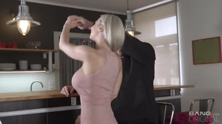 Грудастая жена устроила оргию с мужем прямо на кухне №1