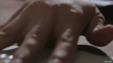 Две беловолосые милашки по очереди подставляют свои пилотки №1