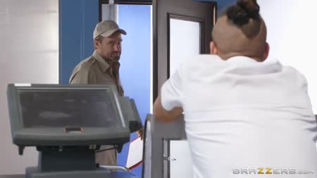 Любительница сливок очень эротично ела вафельный рожок №3