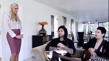 Развратная солистка Nina Elle любит потрахаться с гитаристами №1